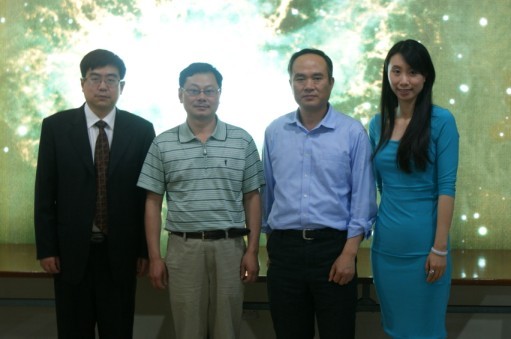 (图中右二为中国科学院上海天文台台长洪晓瑜、左二为北大上海校友会副会长李金洲先生、左一为北大金融家俱乐部秘书长兼北大上海校友会创业联合会副会长张戟、右一为上戏11级博士、北大校友上戏11级博士研究生王培)